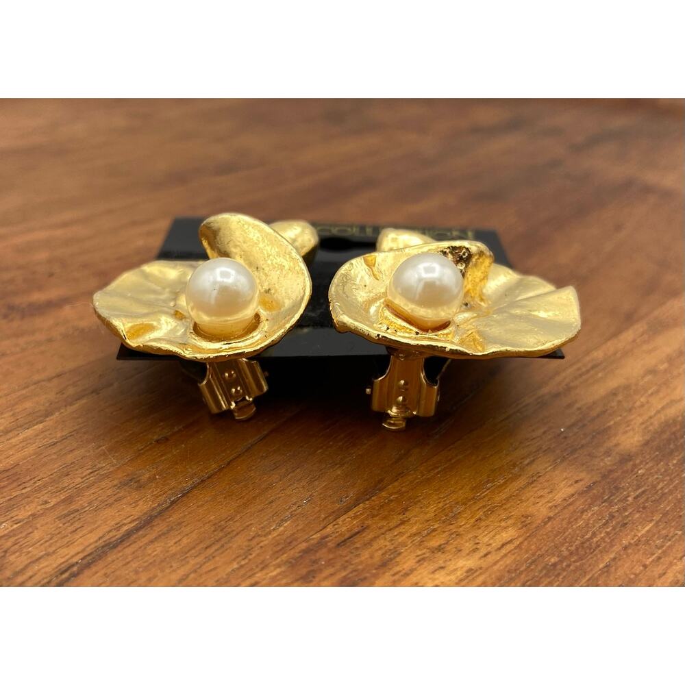 Vintage Sculptural Clip On Earrings Gold Tone Abstract Ribbon Faux Pearl Accents - Picture 4 of 13
